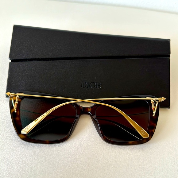 ❌SOLD❌ DIOR *NEW* Miss Dior Tortoise Sunglasses with Case in Excellent Condition - Picture 4 of 14